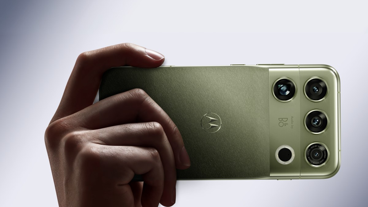 Motorola Unveils Signature 27 With Snapdragon 8 Elite Extreme Gen 6 and 200MP Zoom