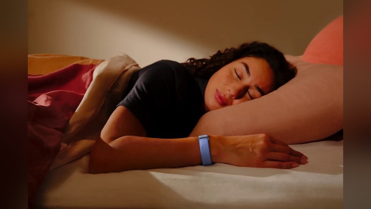 Fitbit Air is light enough to wear while you sleep (Image: Google)