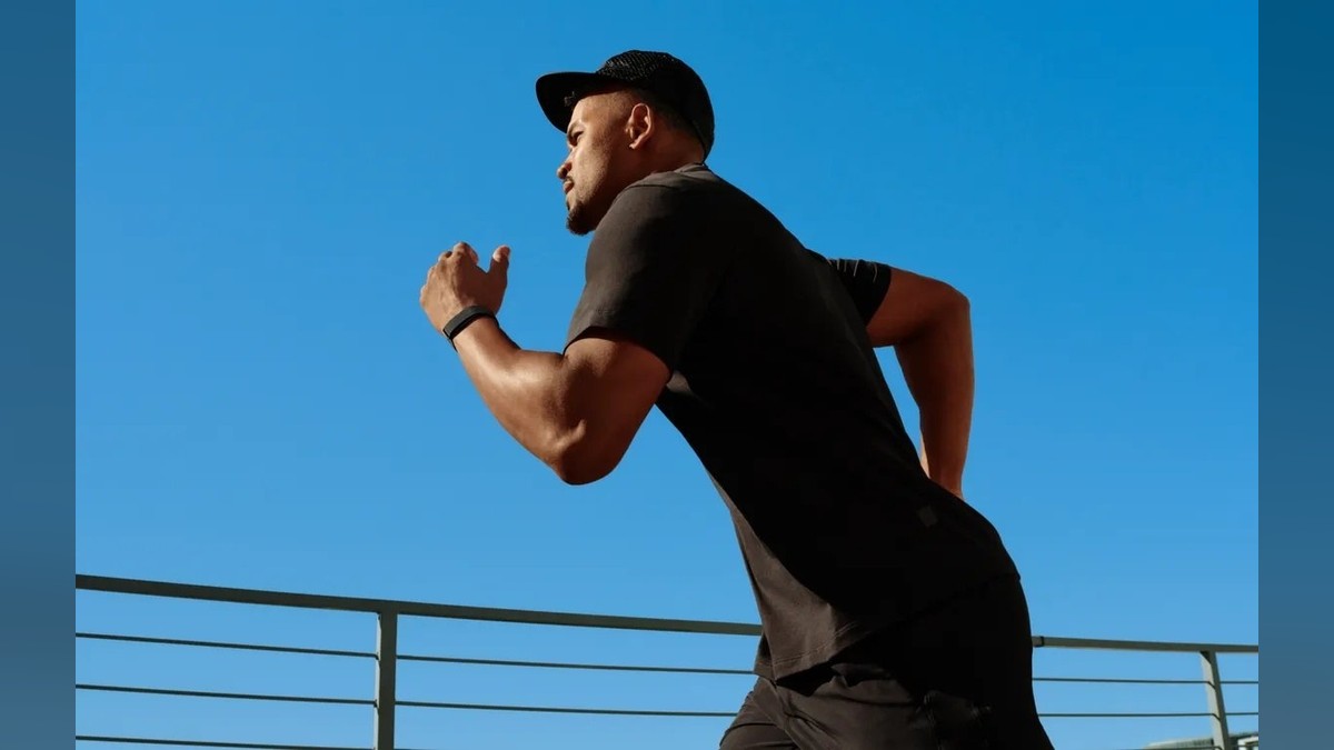 Fitbit Air tracks workouts like running (Image: Google)